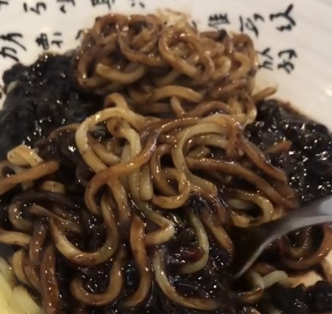 Mencicipi dan Mencari Jajangmyeon Halal