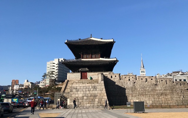 Kawasan Dongdaemun di Seoul, dari Tempat Belanja hingga Tempat Solat