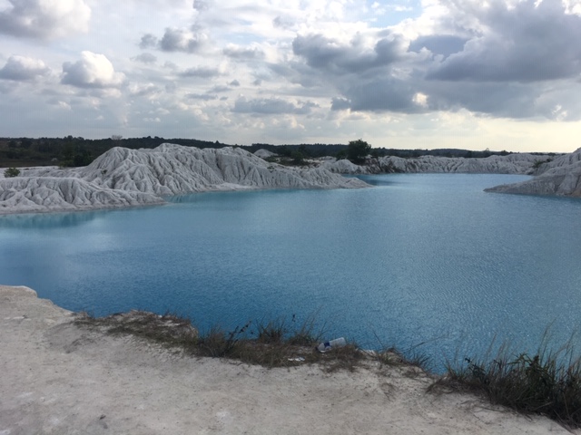 Berburu Spot Foto di Danau Kaolin Bangka yang Cantik 