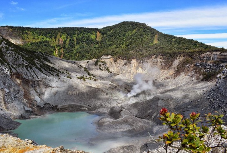 Tangkuban Perahu dan 4 Wisata Alam di Bandung yang Memberikan Pengalaman Menyegarkan